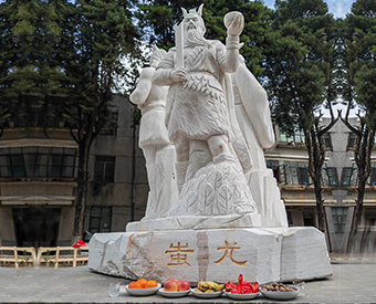 云南石雕黃帝、炎帝、蚩尤雕塑安裝效果展示