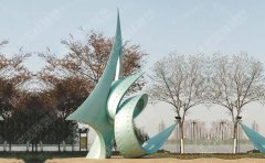 建筑小區(qū)應當怎樣選擇不銹鋼雕塑？