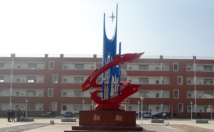 不銹鋼雕塑制作完成之后，需要對(duì)表面進(jìn)行打磨噴漆，這樣才可以獲得想要的表面效果，不銹鋼雕塑打磨噴漆有一些注意事項(xiàng)，下面給大家介紹一下。